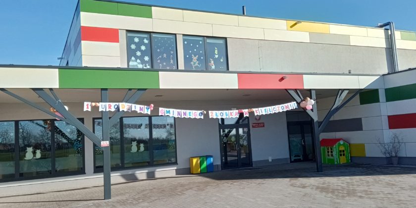 Jeden kroczek, drugi kroczek,<br>Żłobek właśnie skończył roczek!